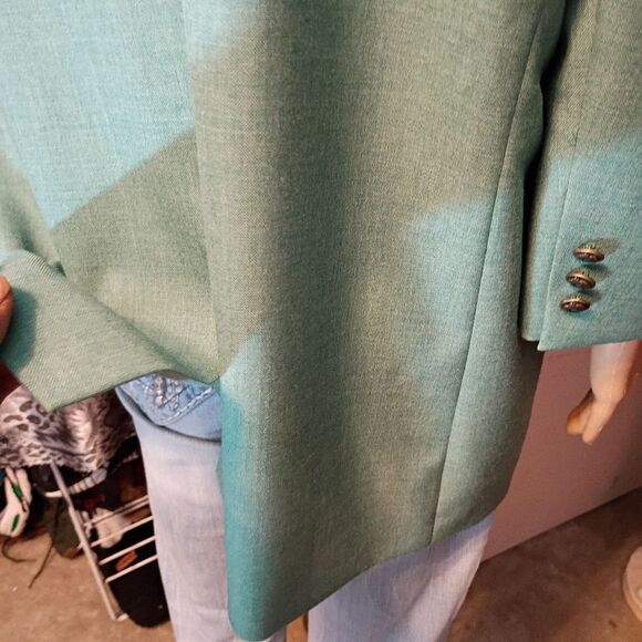 Green Sport Coat with Modern Cut and Notched Lapels - Picture 9 of 16